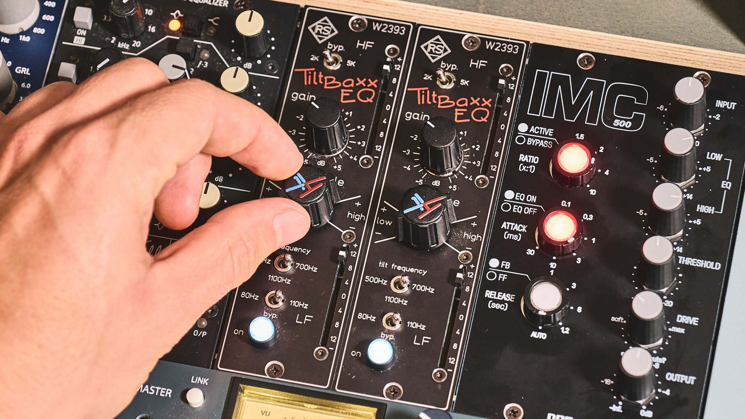 One of the Smoothest Equalizers Out There! | Roger Schult W2393 TiltBaxxEQ Review